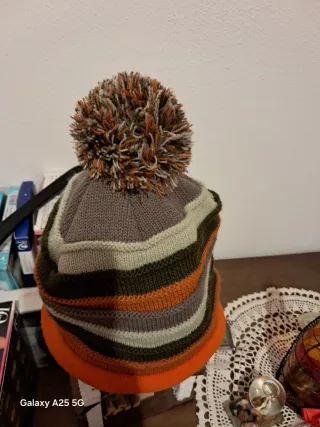 Cappello invernale a righe con pompon