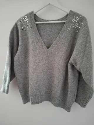 Jersey gris cuello pico con adornos