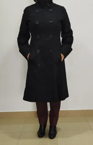 Abrigo negro mujer con bordado