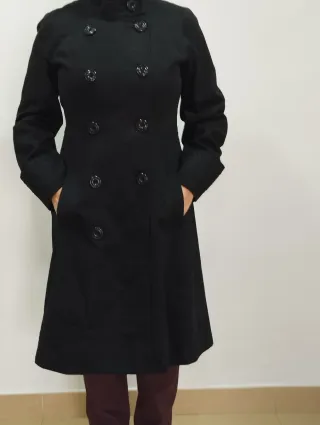 Abrigo negro mujer con bordado