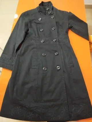 Abrigo negro mujer con bordado