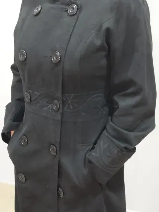 Abrigo negro mujer con bordado