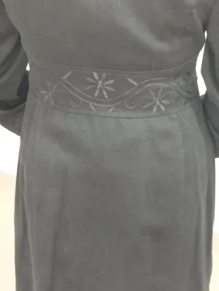 Abrigo negro mujer con bordado