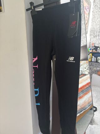 Mallas New Balance Negras con Detalles Rosas