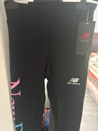 Mallas New Balance Negras con Detalles Rosas