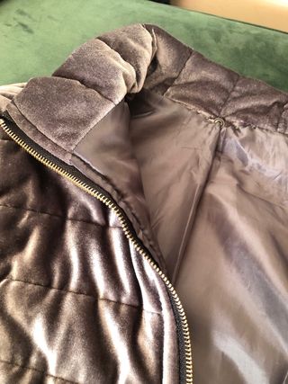 Anorak acolchado con capucha y pelo