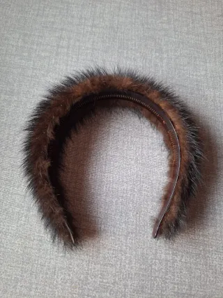 Diadema pelo marrón.