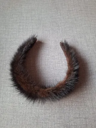 Diadema pelo marrón.