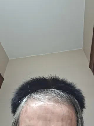 Diadema pelo marrón.