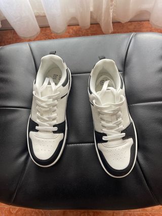 Deportivas blancas y negras sin estrenar T.37
