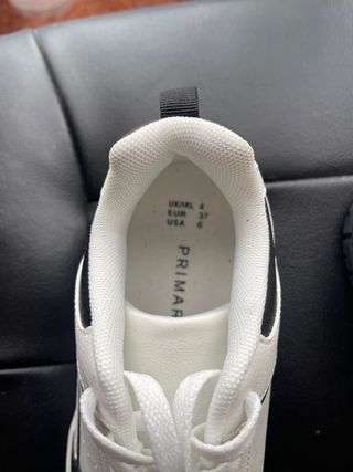 Deportivas blancas y negras sin estrenar T.37