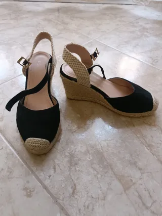 Sandali con tacco neri e beige