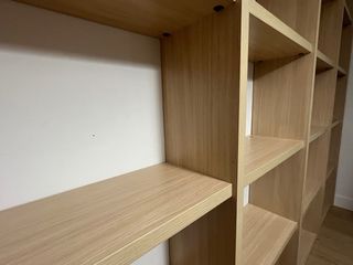 Estantería de madera beige/marrón