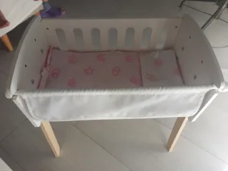 Cuna de juguete blanca