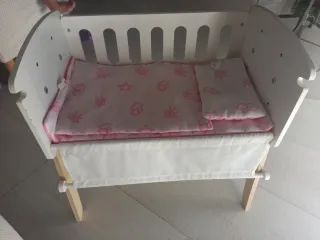 Cuna de juguete blanca