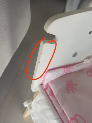 Cuna de juguete blanca