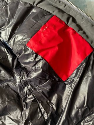 Chamarra niño negra y roja