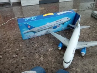 Avión de juguete con música y luces