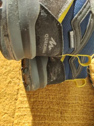 Botas de montaña grises y azules waterproof.