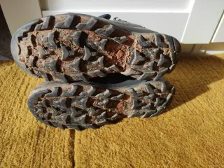 Botas de montaña grises y azules waterproof.