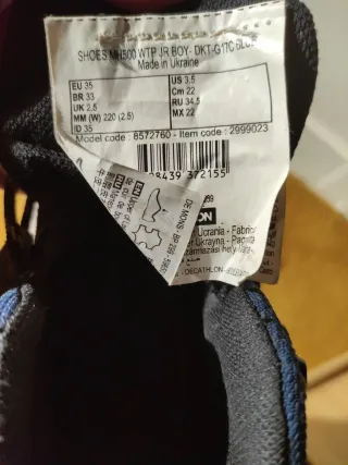 Botas de montaña grises y azules waterproof.