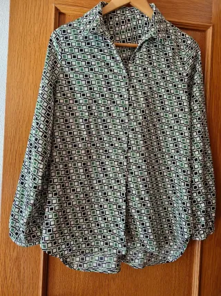 Blusa de mujer con estampado geométrico