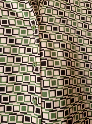 Blusa de mujer con estampado geométrico