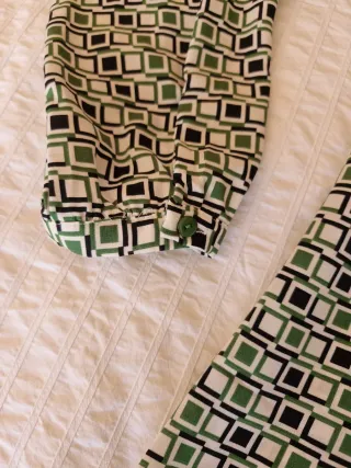 Blusa de mujer con estampado geométrico