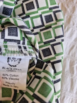 Blusa de mujer con estampado geométrico