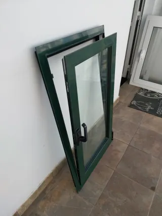 Ventana abatible y oscilobatiente verde