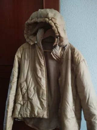 Chaqueta beige con capucha