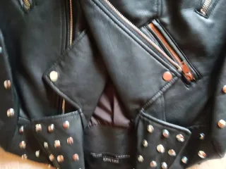 Biker.Cazadora Zara tachuelas