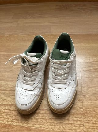 Zapatillas blancas y verdes con cordones