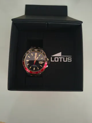 Reloj Lotus plateado, Dorado y Rojo