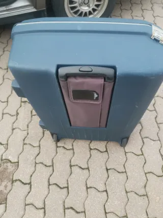 Maleta de viaje azul y gris