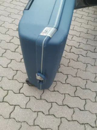 Maleta de viaje azul y gris