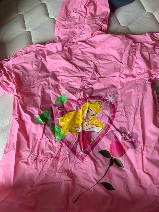 Chubasquero rosa con flores