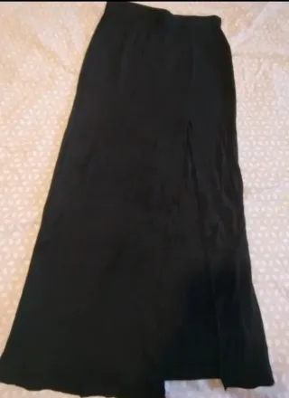 Falda midi Stradivarius negra con abertura