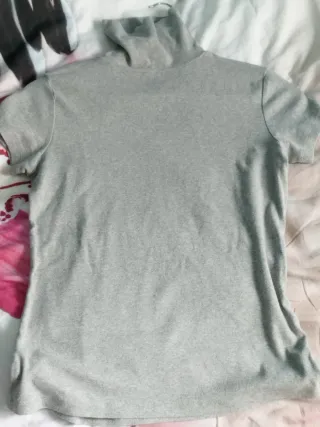 Camisa gris cuello alto manga corta