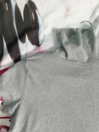 Camisa gris cuello alto manga corta