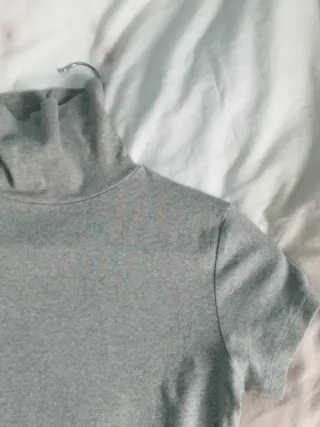 Camisa gris cuello alto manga corta