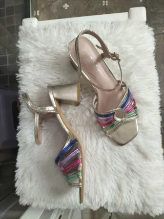 Sandali dorati multicolori con tacco