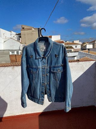 Chaqueta vaquera Zara con abalorios