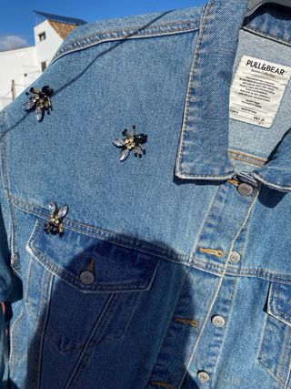 Chaqueta vaquera Zara con abalorios