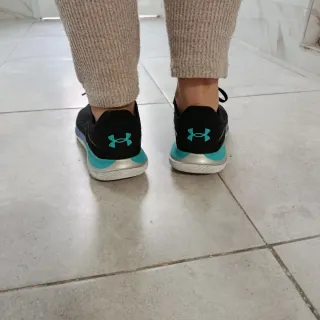 Zapatillas Under Armour Running Negras y Turquesa