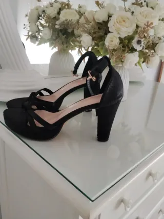 Tacones negros de plataforma con tiras
