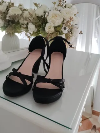Tacones negros de plataforma con tiras