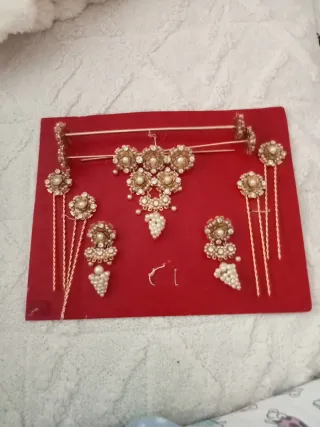 Aderezo dorado con perlas y pedrería.