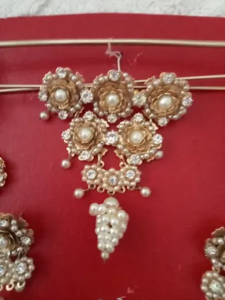 Aderezo dorado con perlas y pedrería.