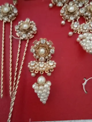 Aderezo dorado con perlas y pedrería.